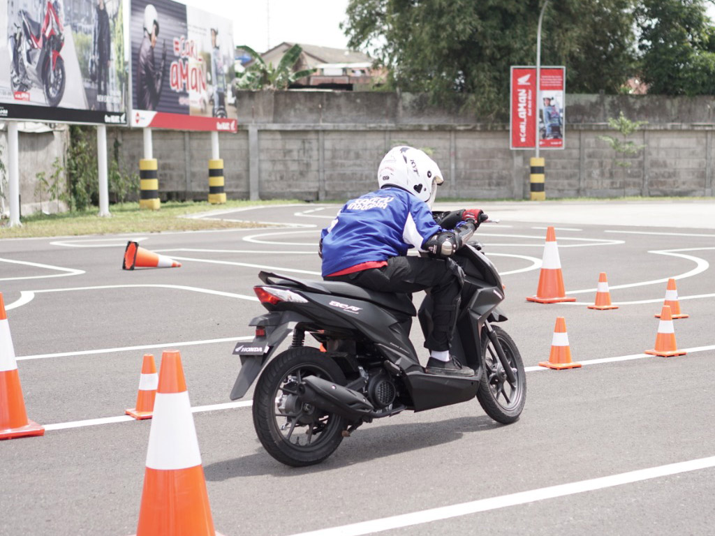 Siswa – Siswi SMK di Jawa Barat Adu Skill Berkendara di Honda BeAT Safety Riding Competition for Student