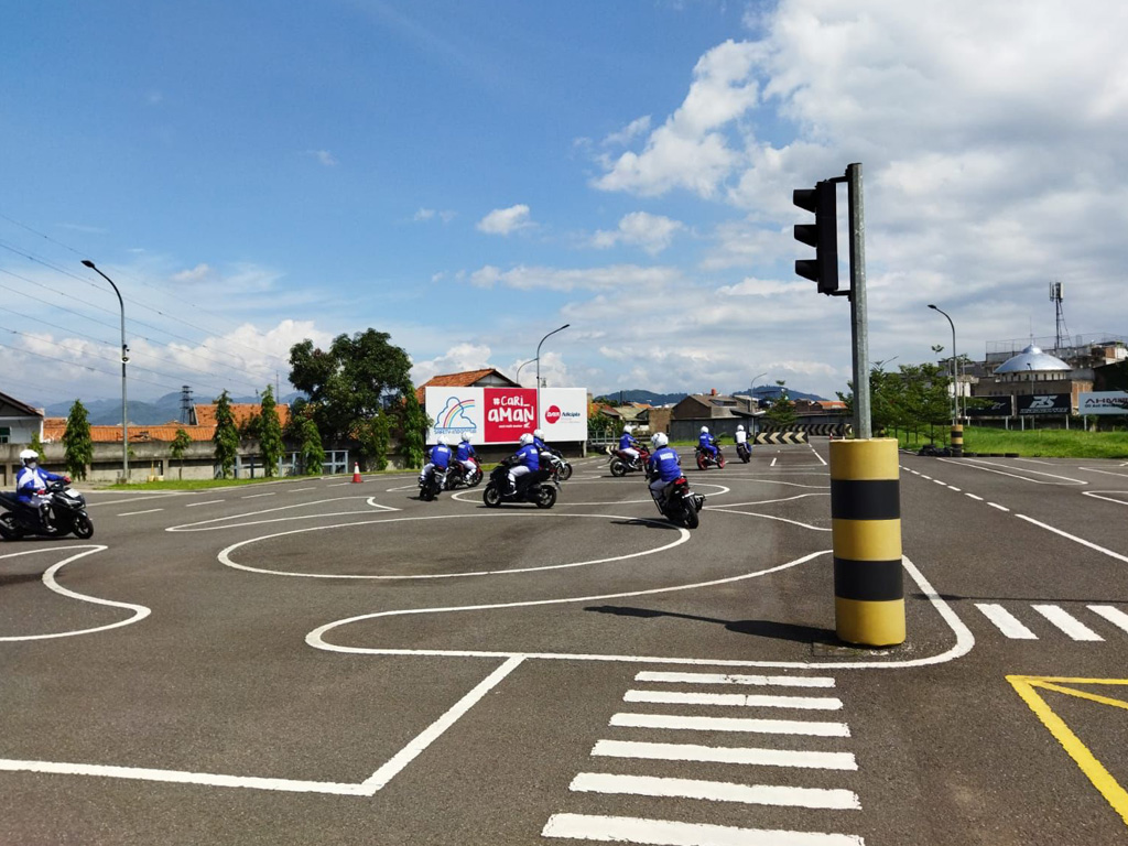 Asah Pelatihan Berkendara, Pelajar SMK Tri Mitra Karawang Kunjungi Gedung Safety Riding DAM